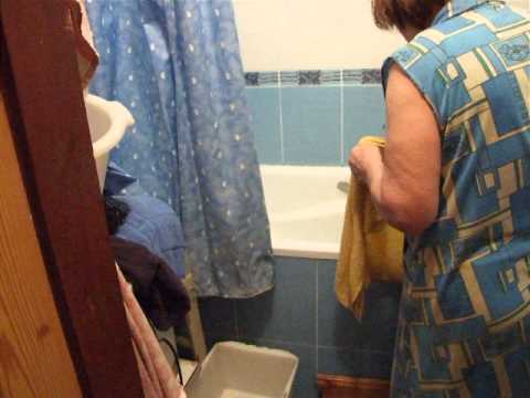 Развратный сын подглядывает за голой мамой в ванной