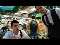 Khoa Pug bị trẻ trâu Cairo chặn đường vì cameraman mặc váy ngắn khi đi ăn street food Ai Cập