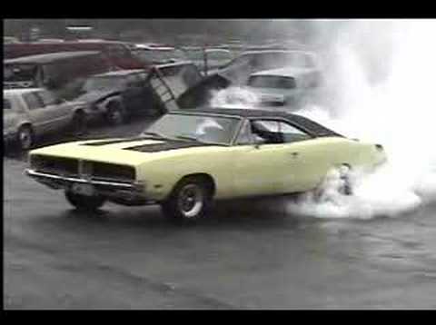 Street RacingCars'69 Dodge Charger Burn Out