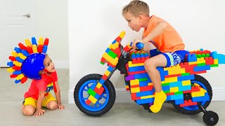 Vlad ve Nikita oyuncak spor motosikletine biniyor ve oyuncaklarla oynuyor