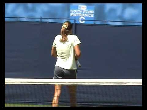 Marion バルトリ and Amelie モーレスモ practice in Eastbourne 2009 2