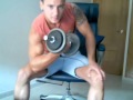 Ejercicios para desarrollar biceps y triceps en casa (Carlos Barreda)