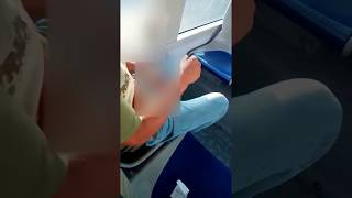 Pillan A Un Pervertido Tocándose En El Bus Mientras Mira A Una Chica