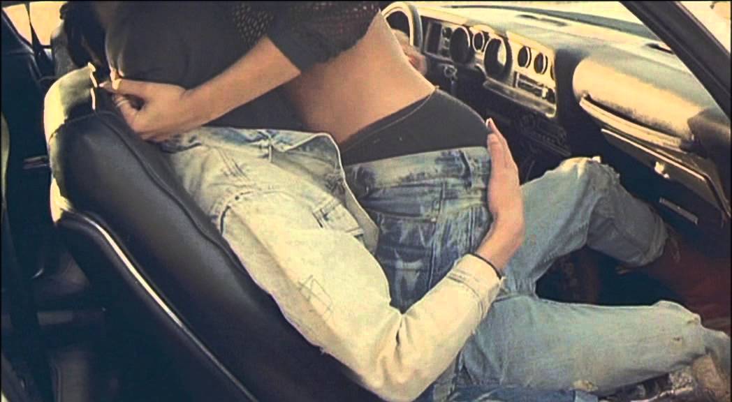 Худая авто леди в интимном видео оседлала киской рукоятку переключения скоростей