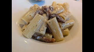 アランチーノのグアンチャーレのペコリーノチーズと黒こしょうローマ名物パスタ