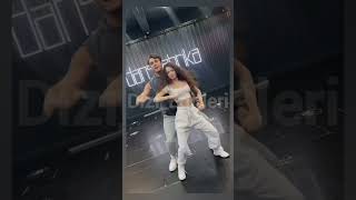 Onur Seyit Yaran Ve Su Burcu Yazgı Coşkun Dans Ediyor.