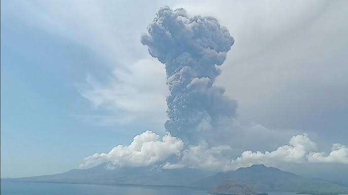 Nueva erupción volcánica en Indonesia lanza una enorme columna de ceniza al cielo | AFP