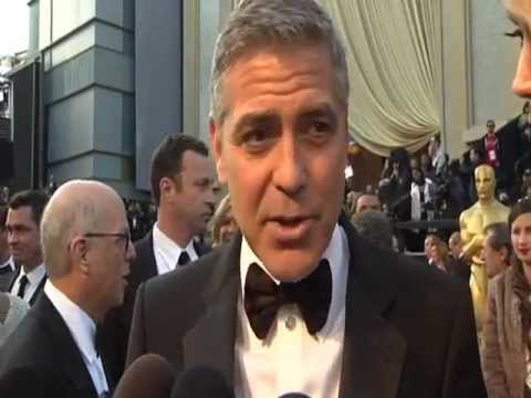 George Clooney prend Jean Dujardin dans ses bras