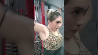 Kak Olive Lagi Nge Gym Sambil Pamer Ketek Berkeringat