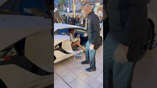 Y Lady Chegando Ao Casino Monte-Carlos Em Sua Lamborghini