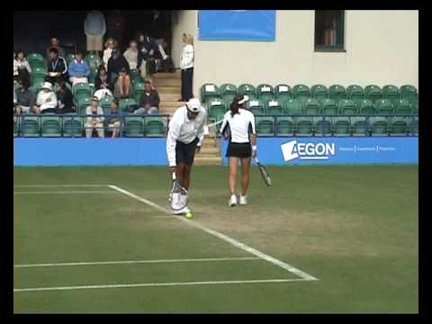 杉山愛 and Akgul Amanmuradova in doubles in Eastbourne 2009 match 2 warm up