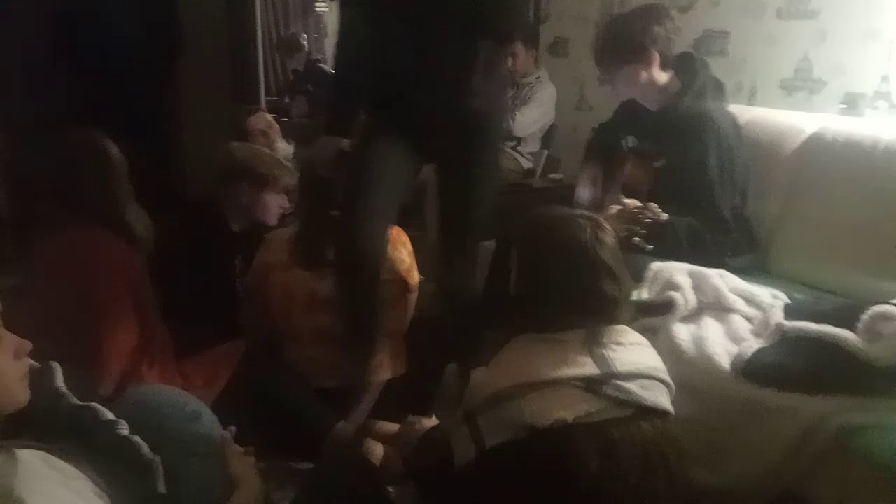 Пьяные студенты ебутся на квартире в групповухе