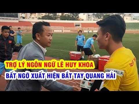 Trợ lý Lê Huy Khoa bất ngờ xuất hiện bắt tay Quang Hải trong buổi tập của U23 Việt Nam