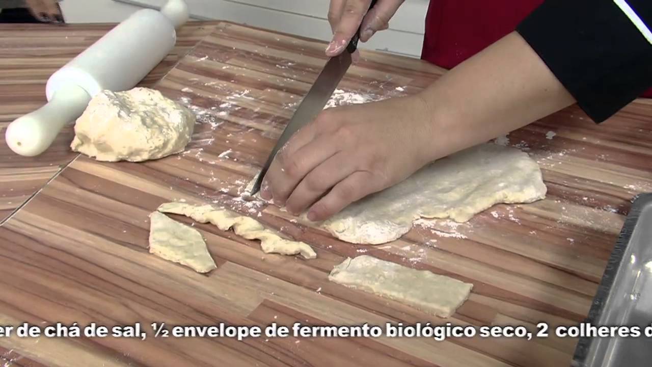 Descoramento da pessoa de uma máscara com barro