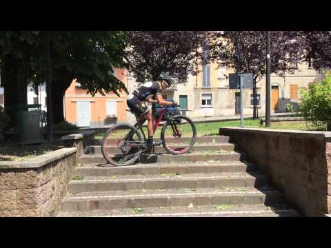 Tecnica
Salire i gradini con la tecnica del bike trial