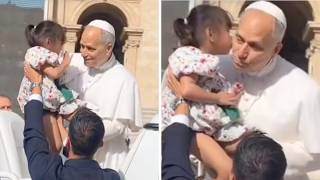 Papa Xiv. Leo Küçük Bir Kızdan Öpücük Alıyor