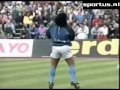 Maradona palleggia e si riscalda a ritmo di Live is life - Opus.flv