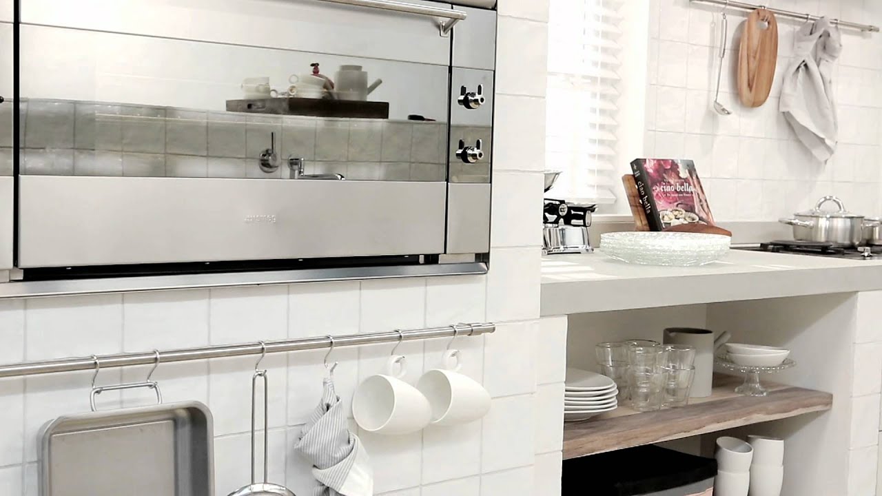 Keuken tv: bureaus met ladekast en kastwand waarin ook het tv ...