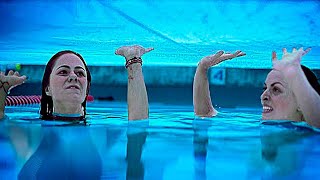 Eles Ficaram Presos Sob A Cobertura Fechada Da Piscina