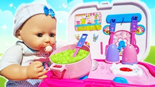 La bebé Annabelle prepara la Sopa para bebés . s de juguetes bebés para niñas pe