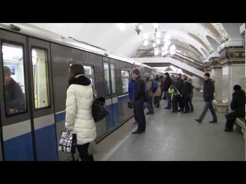 Станция метро Киевская, прибытие поезда (Москва) - Footage