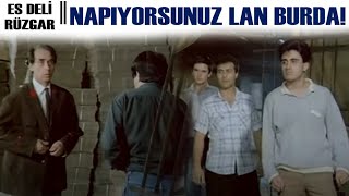 Es Deli Rüzgar Türk Filmi Emrah, Gardiyanla Arkadaşını Yakalıyor