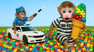 Mono Bebe Escapa Del Jefe De Policía Carcelero Y Come Dulces M&M De Colores - Mono Bebe Esp