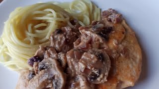 What I can't refuse is chicken breast with mushrooms in a cheese-cream sauce.😋