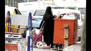 Türkiye İstanbul Ailesi Için Çöpten Yemek Toplayan Teyze. Adalet Ve Merhamet