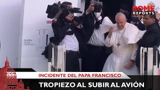 Francisco tropieza al subir al avión para salir de Grecia