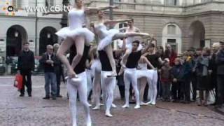 Balletto 'pacco' in piazza della Scala: Scala square fake bulge ballet