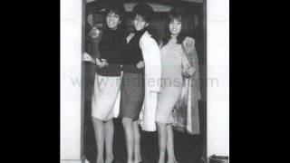 Watch Ronettes Chapel Of Love video