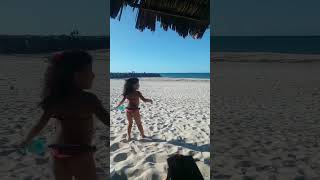 Helena Brincando Na Praia .