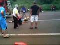 Acidente entre moto e caminhão mata uma mulher