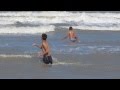 Los chicos bañándose en el mar