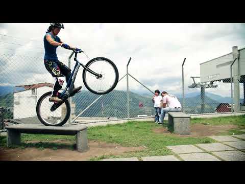 Bike Trials Woman - Monica Guzman mostrando