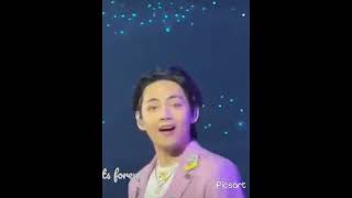 Taehyung Konserde Bir Armye Çiçek Veriyor