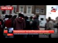 Jack Wilshere causes a traffic jam to sign autographs for the fans - ArsenalFanTV.com