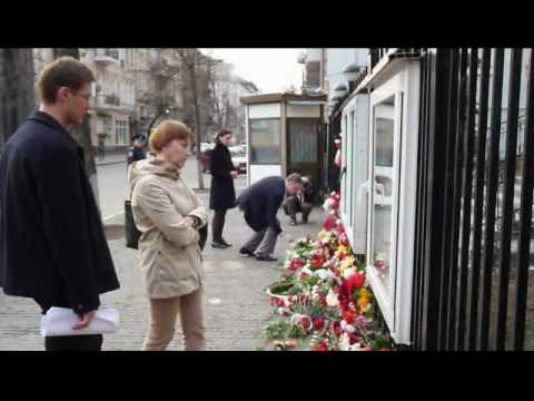 Киевляне несут цветы к посольству Польши