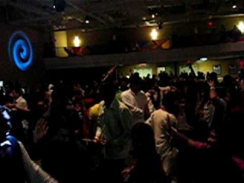 Khaike Paan Banaraswala - Don -- Live Indian Bollywood and Garba...