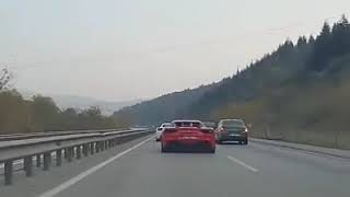 Ferrari̇ Ler Otobanda Yarişiyor...