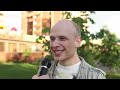 камерой смеются над казахстанскими блогерами. 