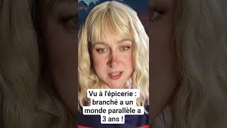 Ce Pe Garçon Absorbé Par Son Écran À Lépicerie