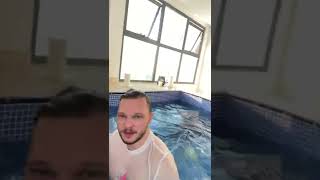 Unchained Drague Theo Dans La Piscine