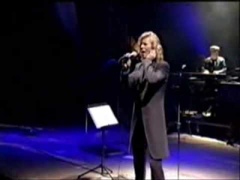 David Bowie - Life On Mars Glatonsburry 2000