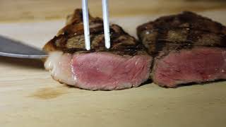 Knife Cuts The Steaks. Free Footage / Стейки Нарезаются Ножом