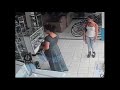 Vea como una mujer se roba un plasma en segundos
