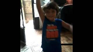 Menino Dançando Papara Americano