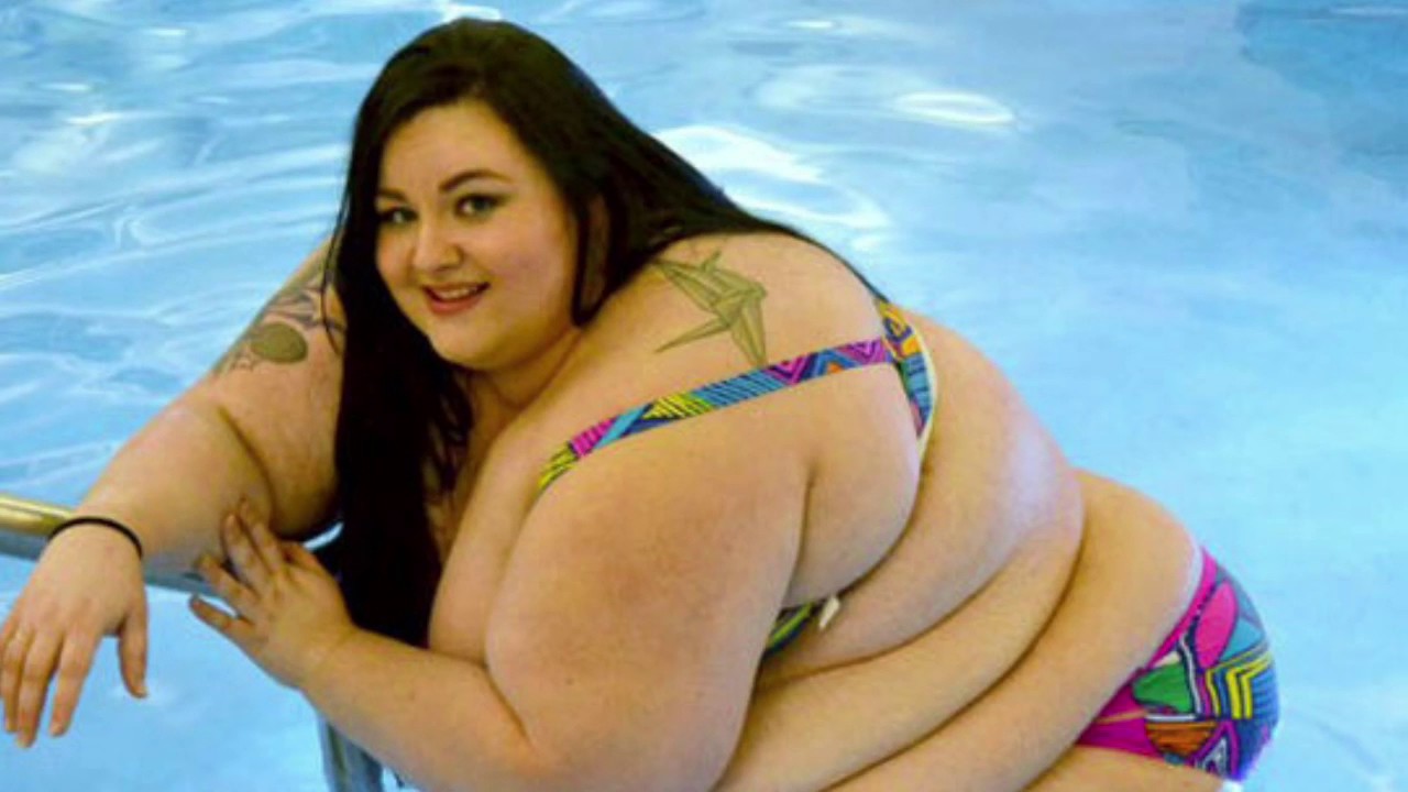 Голая толстая девка зовет с собой в бассейн