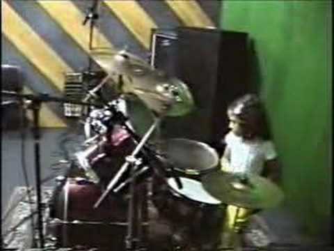 Solo of the little drummer girl  Letí­cia Santos 6 years old - OCTAGON cymbals